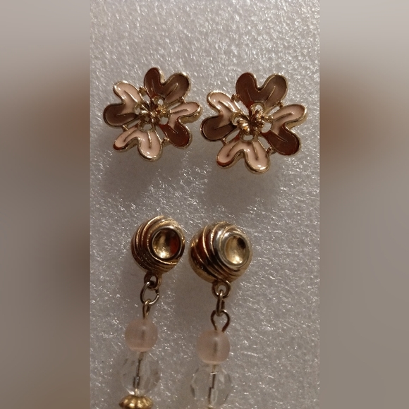 2 pair vintage Enamel floral stud & etched & crystal drop both in gold tone. - Picture 4 of 7